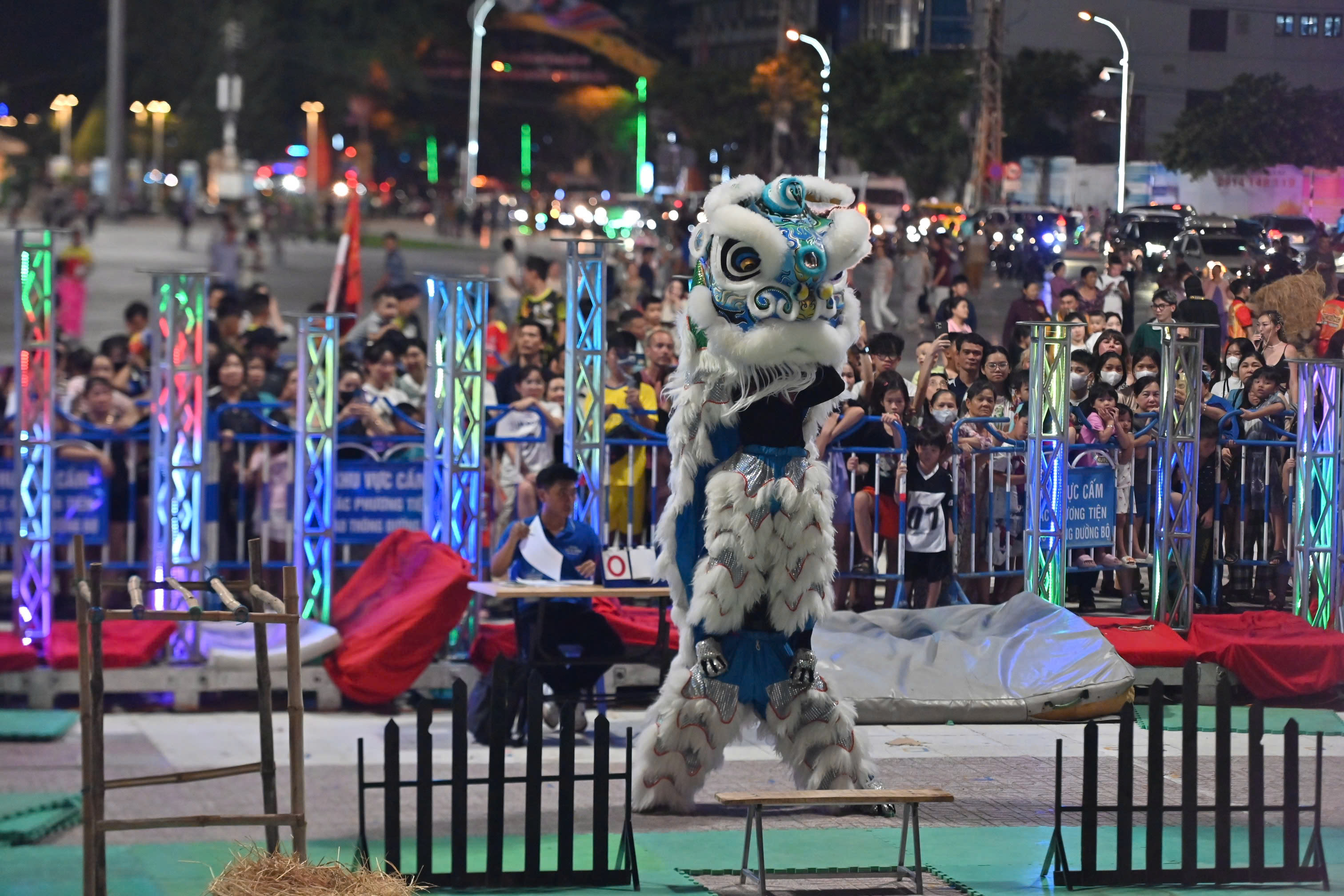Biểu diễn lân-sư-rồng tại Quảng trường 2 tháng 4 Nha Trang.
