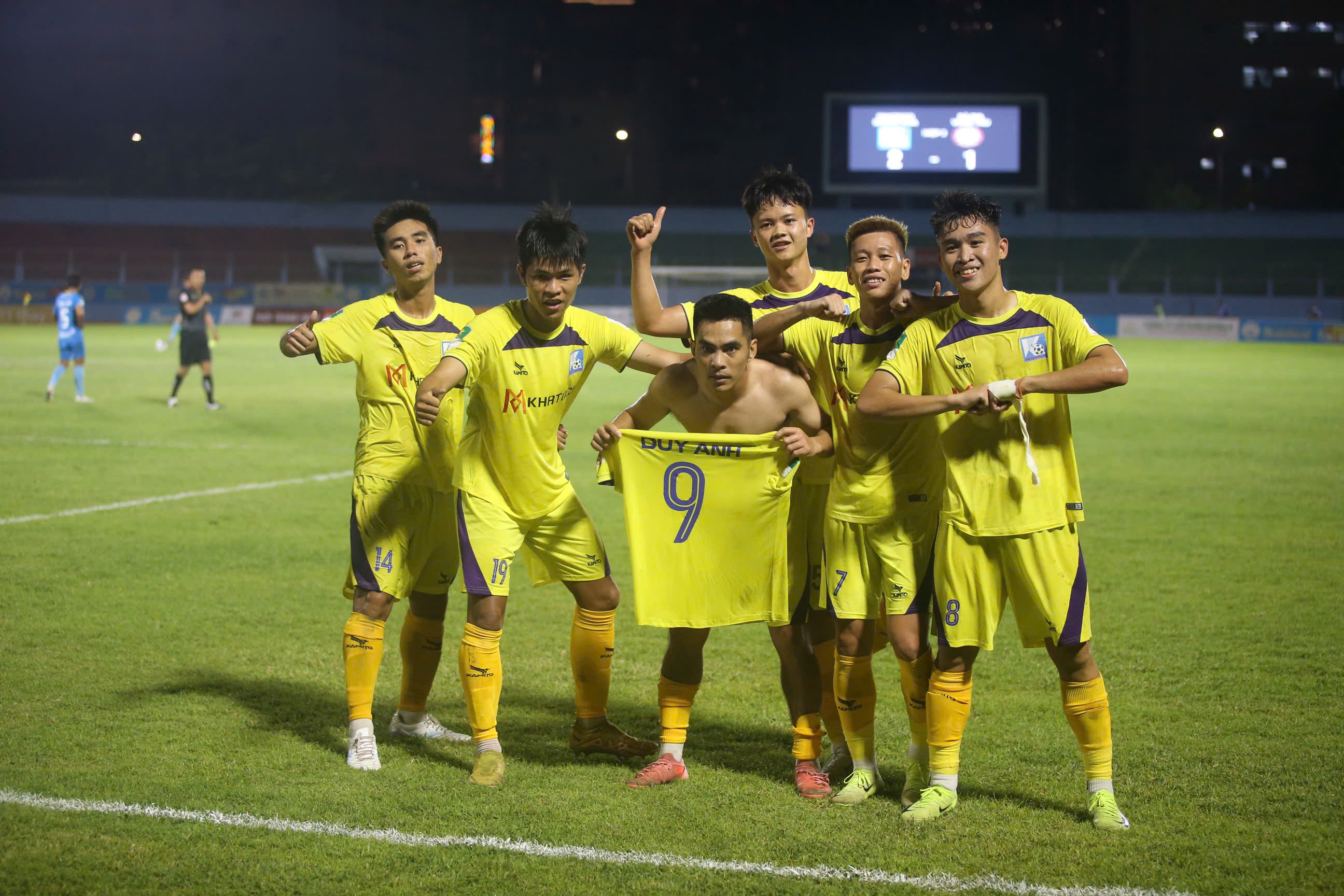 Các cầu thủ Khatoco Khánh Hoà mừng chiến thắng trước Bà Rịa-Vũng Tàu trong trận đấu vòng 20 trên sân nhà 19-8 Nha Trang. (Ảnh: Thiên Uy)