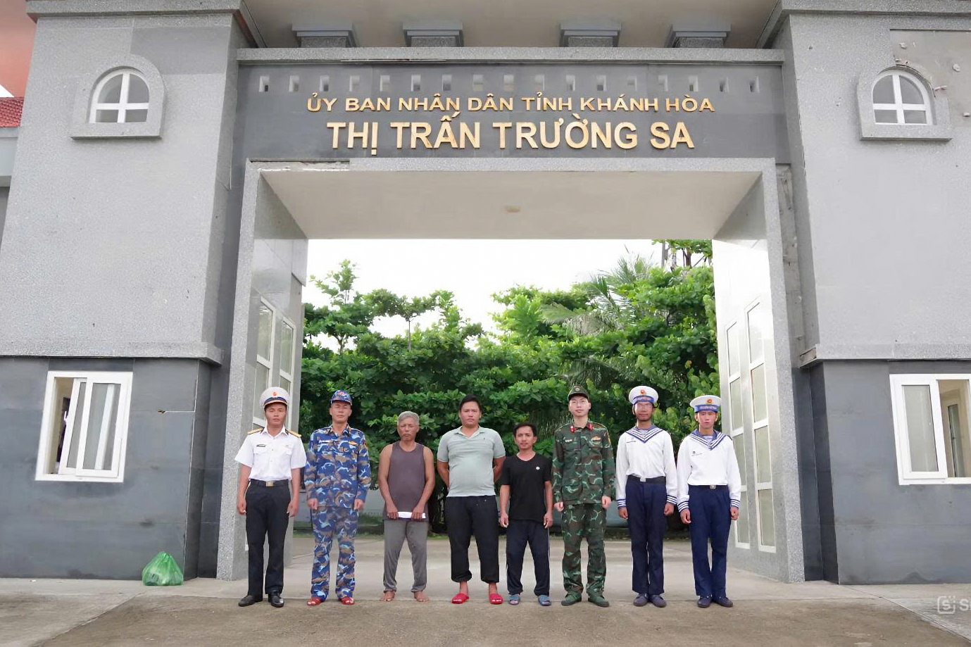 Các cán bộ, chiến sĩ bàn giao ngư dân Võ Tấn Nước (thứ ba từ trái sang) cho tàu cá BĐ 98967 TS.