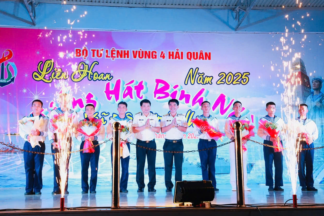 Thượng tá Bùi Xuân Bình tặng hoa chúc mừng các đội tham gia liên hoan.