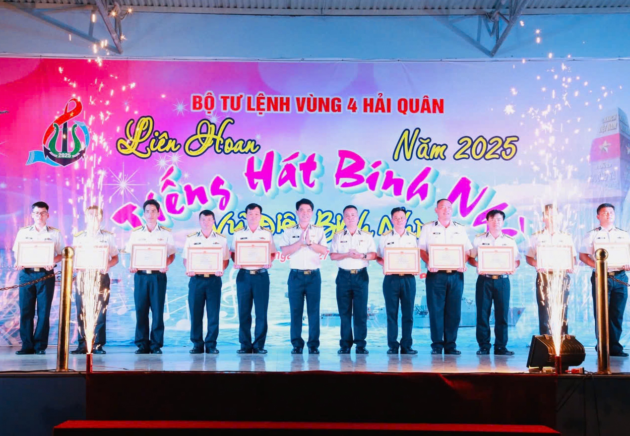 Ban tổ chức trao giải cho các tập thể, cá nhân.