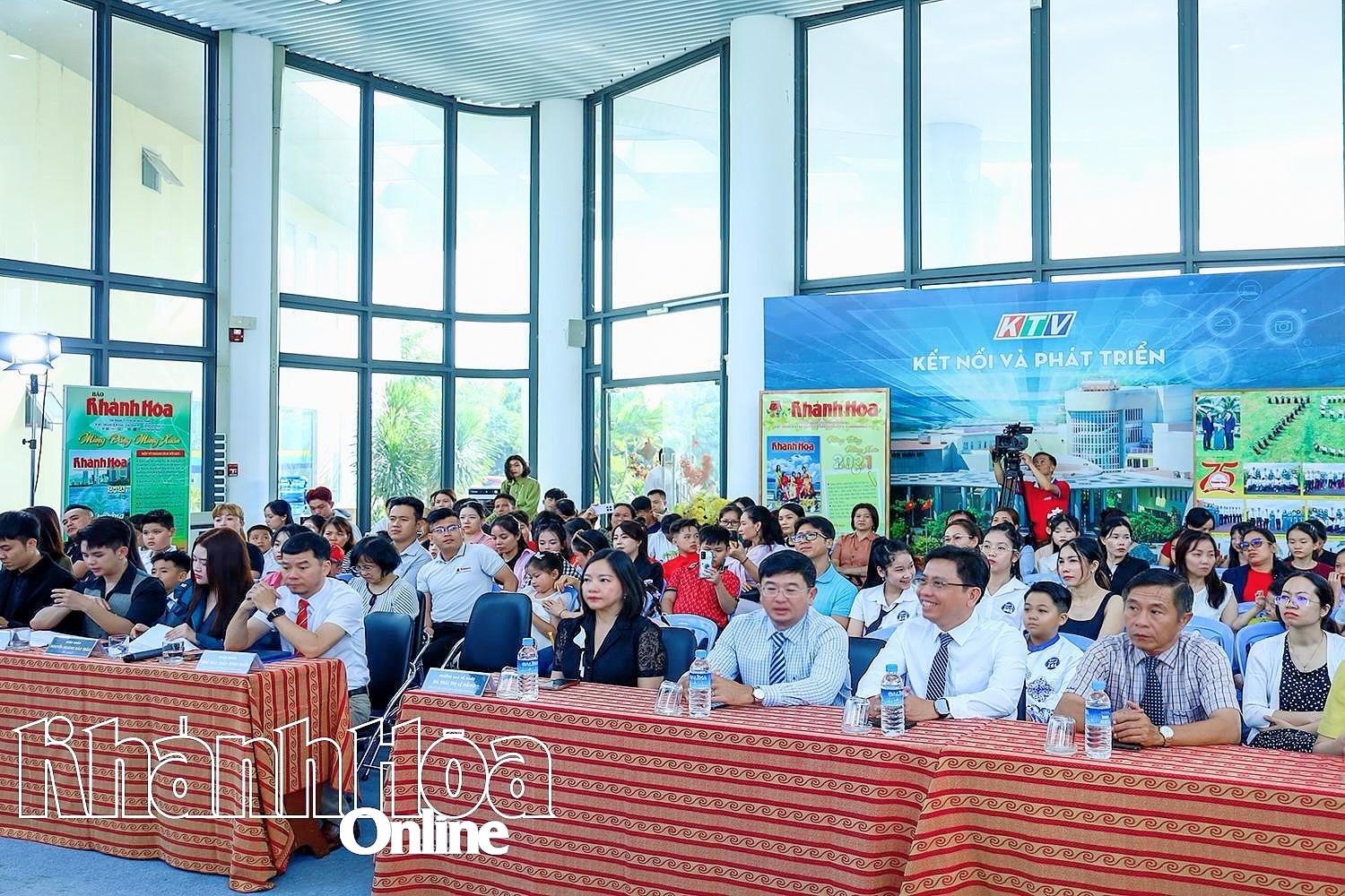 Các thành viên Ban tổ chức và thí sinh tham dự vòng sơ loại.