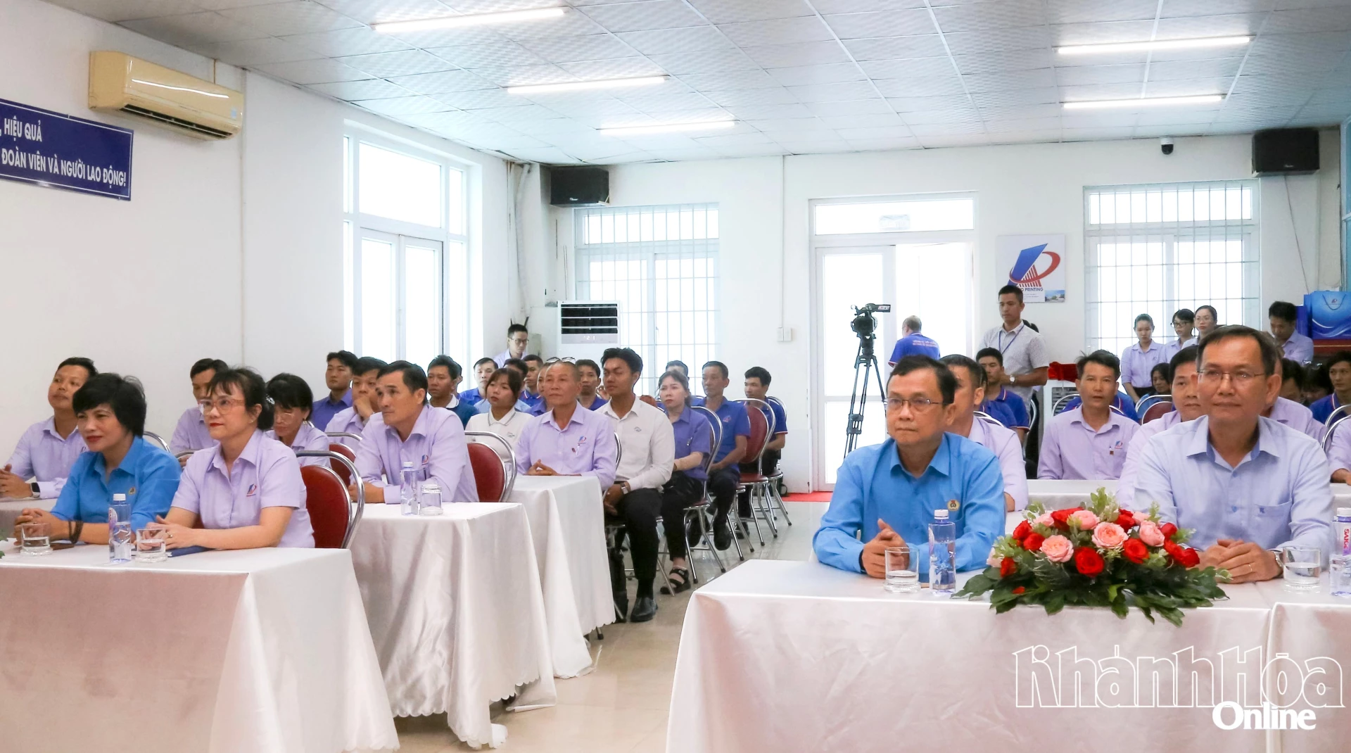 Lãnh đạo Liên đoàn Lao động tỉnh, Công đoàn Tổng Công ty Khánh Việt và công nhân, người lao động tham dự chương trình.
