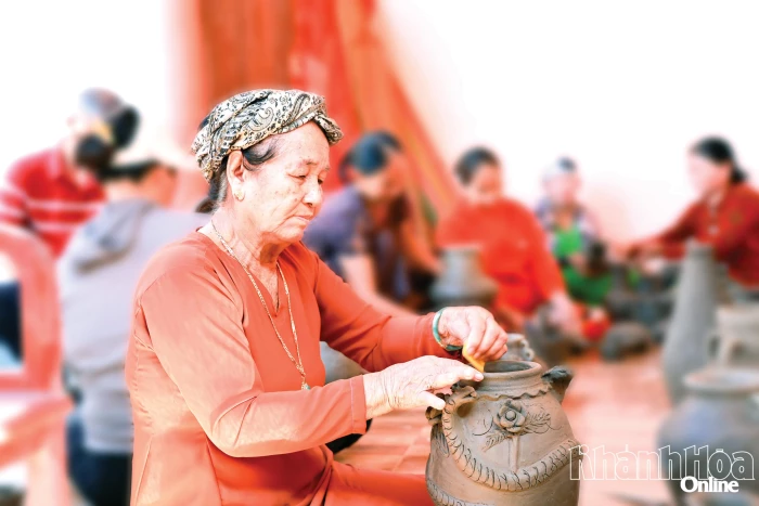 Giữ gìn, phát huy di sản gốm Chăm