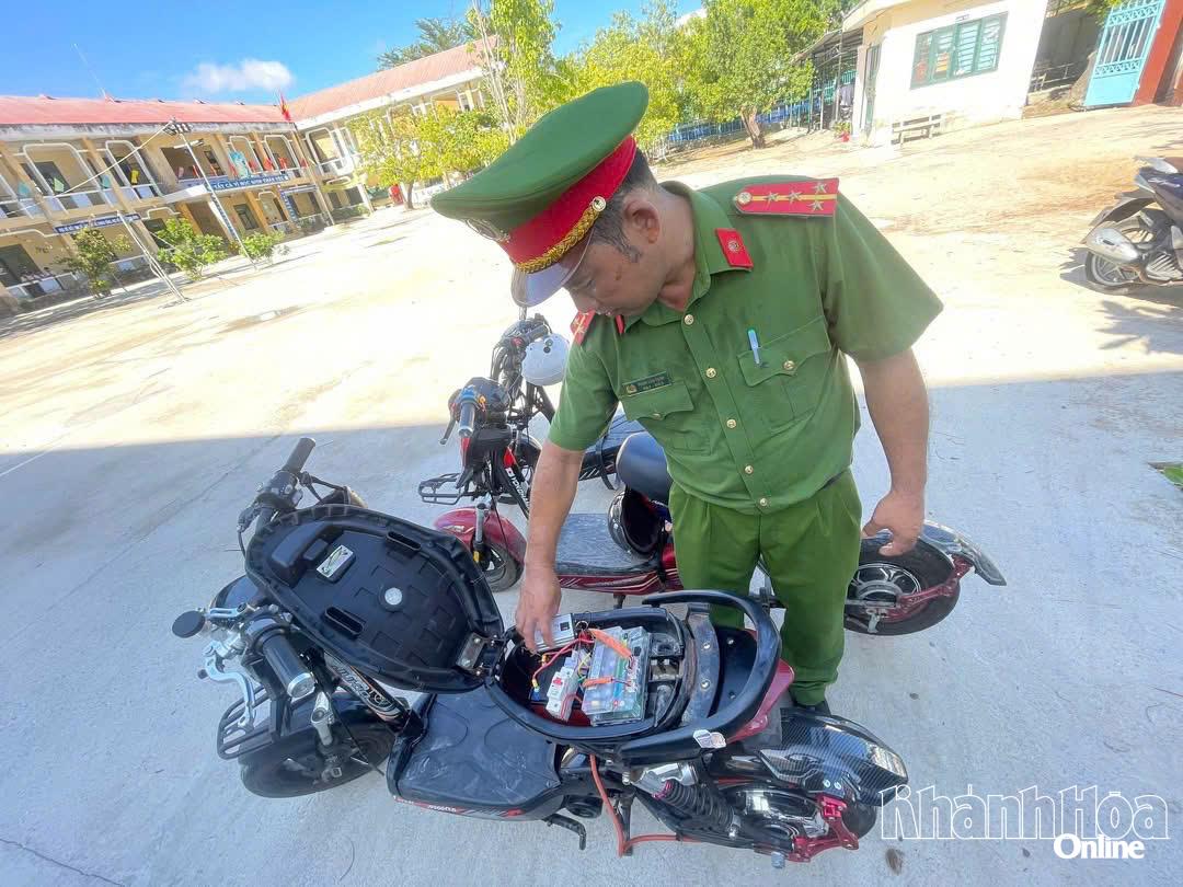 Công an phường Ninh Chử phát hiện xe đạp điện gắn động cơ để thay đổi tốc độ.