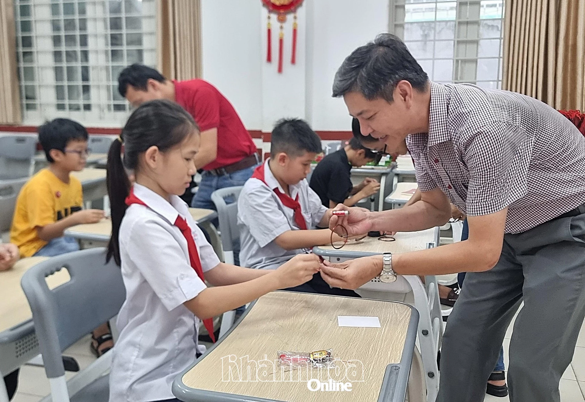 Trải nghiệm sáng tạo tại gian hàng STEM. 