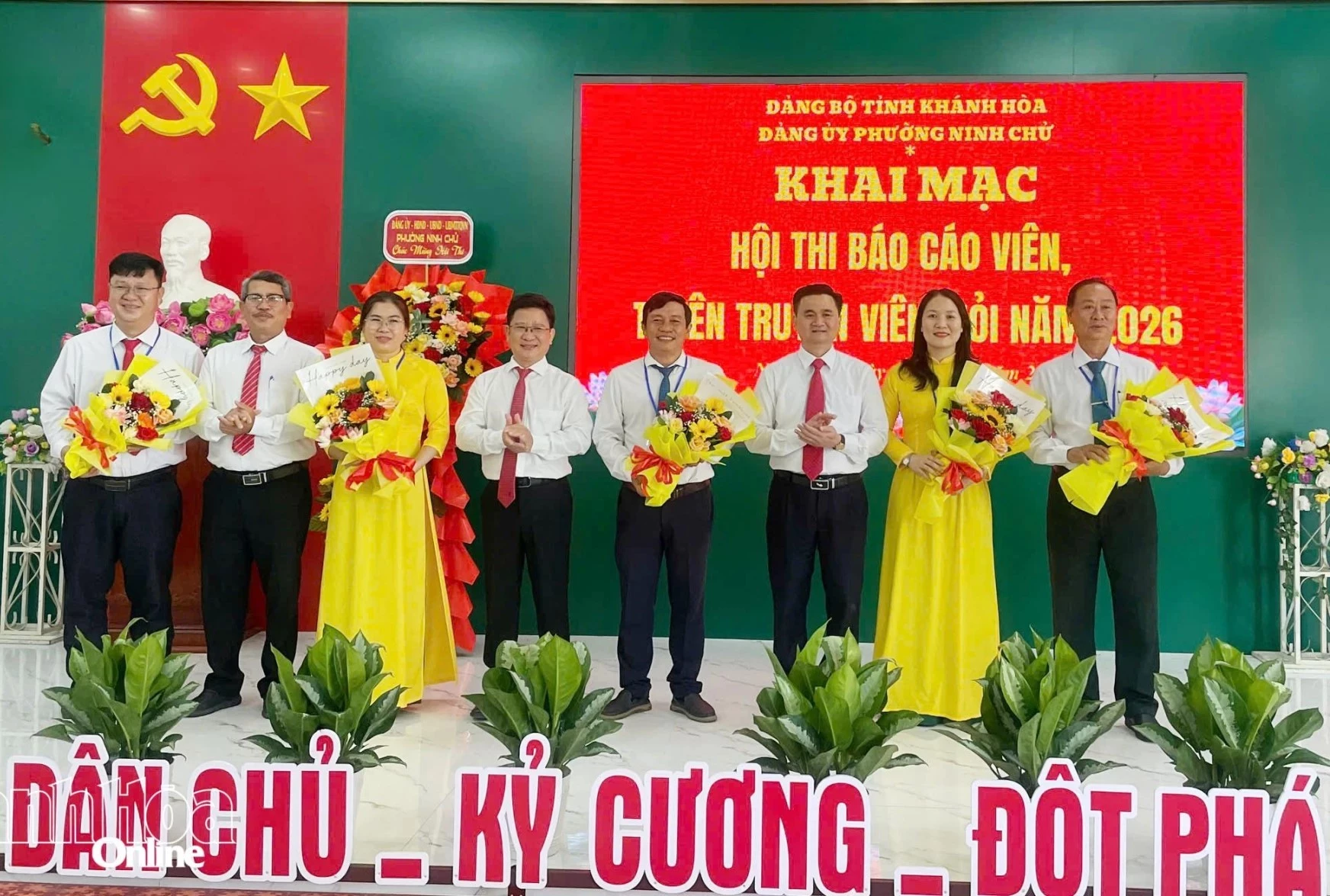 Lãnh đạo phường Ninh Chử tặng hoa chúc mừng Ban tổ chức hội thi.