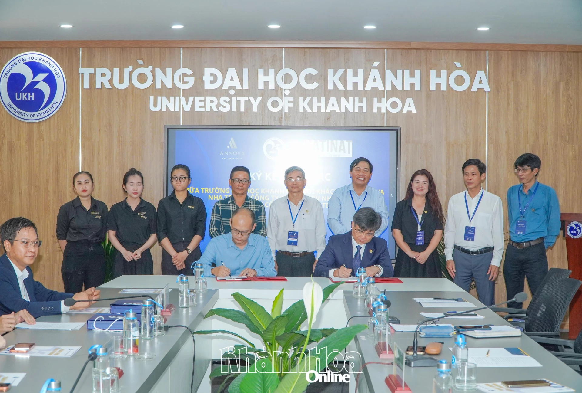 Lãnh đạo Trường Đại học Khánh Hòa ký kết hợp tác với Công ty TNHH Thương mại Dịch vụ Nhất Anh và Công ty Cổ phần Café Katinat.