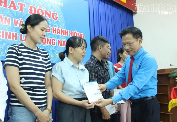 Công đoàn phường Bắc Nha Trang trao 110 suất quà hỗ trợ đoàn viên, người lao động khó khăn