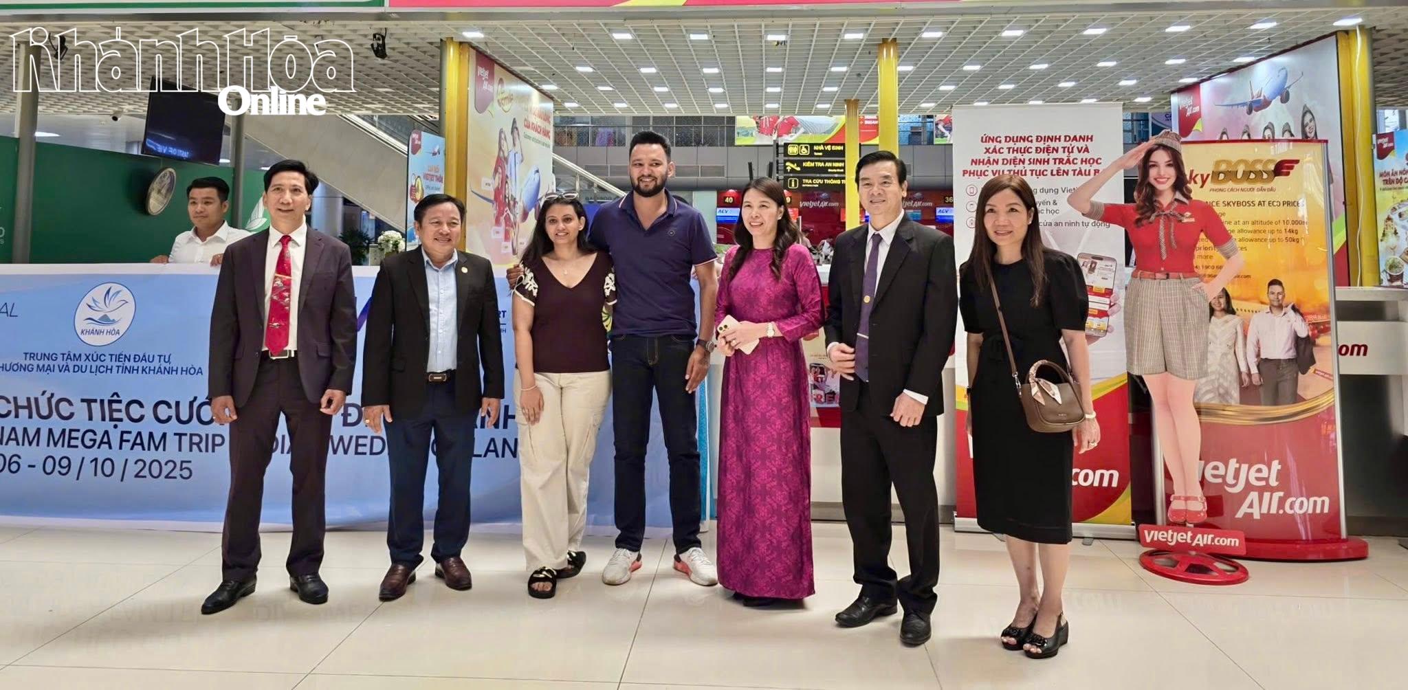 Lãnh đạo Sở Văn hóa, Thể thao và Du lịch và Trung tâm Xúc tiến Đầu tư, Thương mại và Du lịch tỉnh đón đoàn famtrip du lịch Ấn Độ.