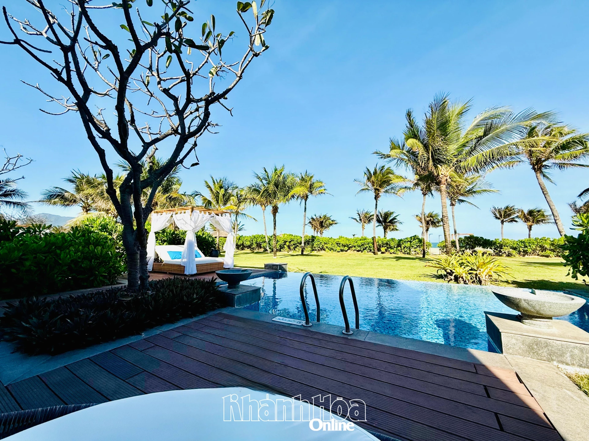 Không gian villa rộng với hồ bơi riêng lớn hướng biển tại Meliá Vinpearl Cam Ranh Beach Resort.