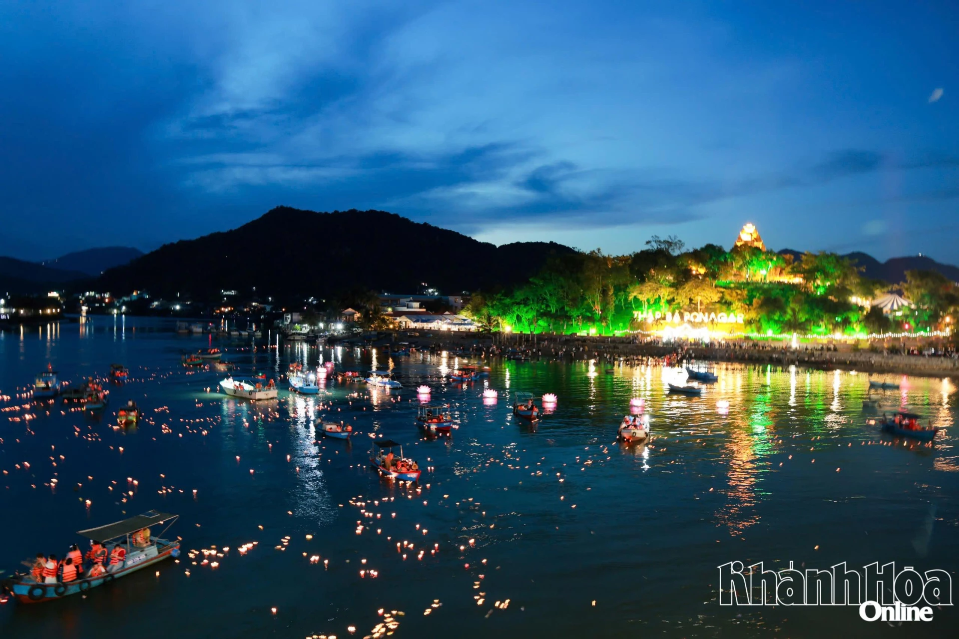 Hàng nghìn hoa đăng được thả xuống dòng sống Cái trong Lễ hội Tháp Bà Pô Nagar.
