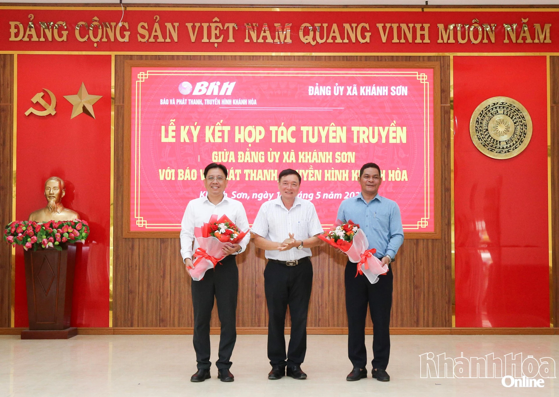 Ông Nguyễn Quốc Đông - Phó Bí thư Đảng uỷ, Chủ tịch UBND xã Khánh Sơn tặng hoa chúc mừng 2 đơn vị