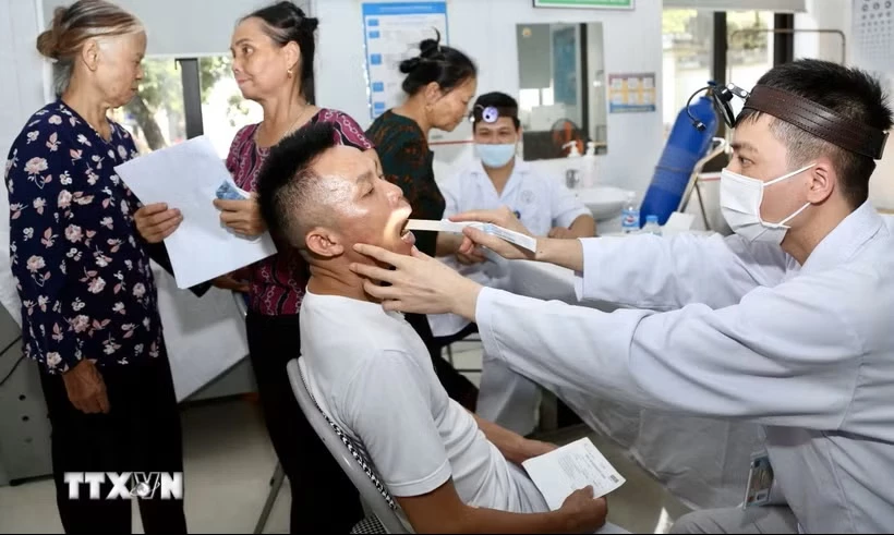 Bộ Y tế đề nghị các đơn vị phân nhóm đối tượng ưu tiên, sắp xếp lịch khám phù hợp. (Ảnh: TTXVN)