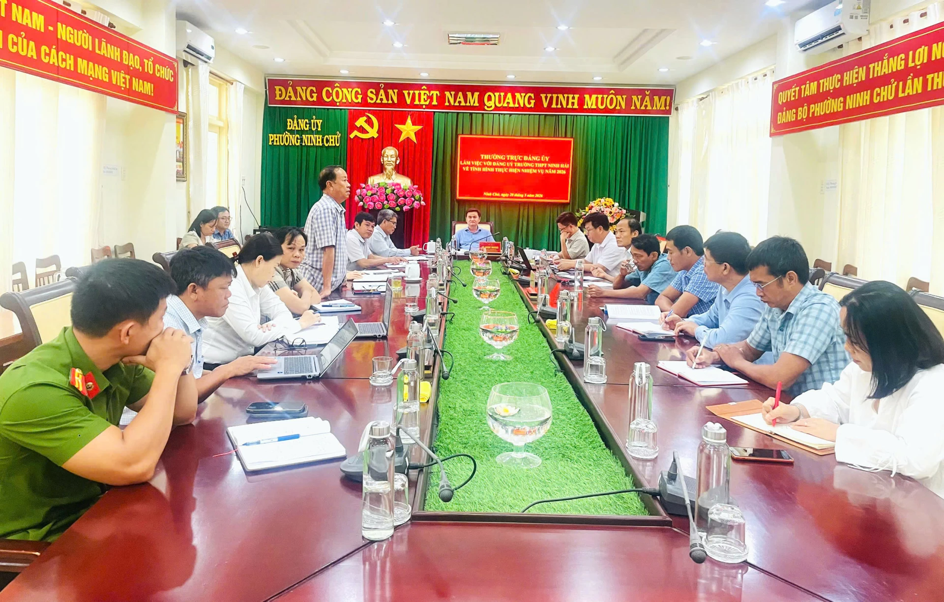 Quang cảnh buổi làm việc.