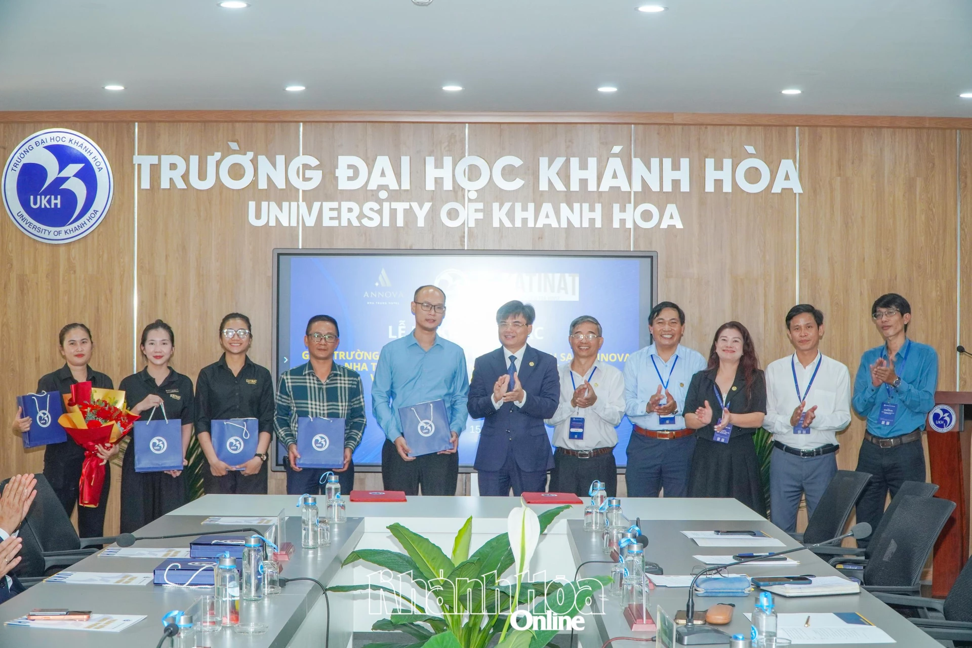 Lãnh đạo Trường Đại học Khánh Hòa ký tặng hoa chúc mừng sự hợp tác với Công ty TNHH Thương mại Dịch vụ Nhất Anh và Công ty Cổ phần Café Katinat. 