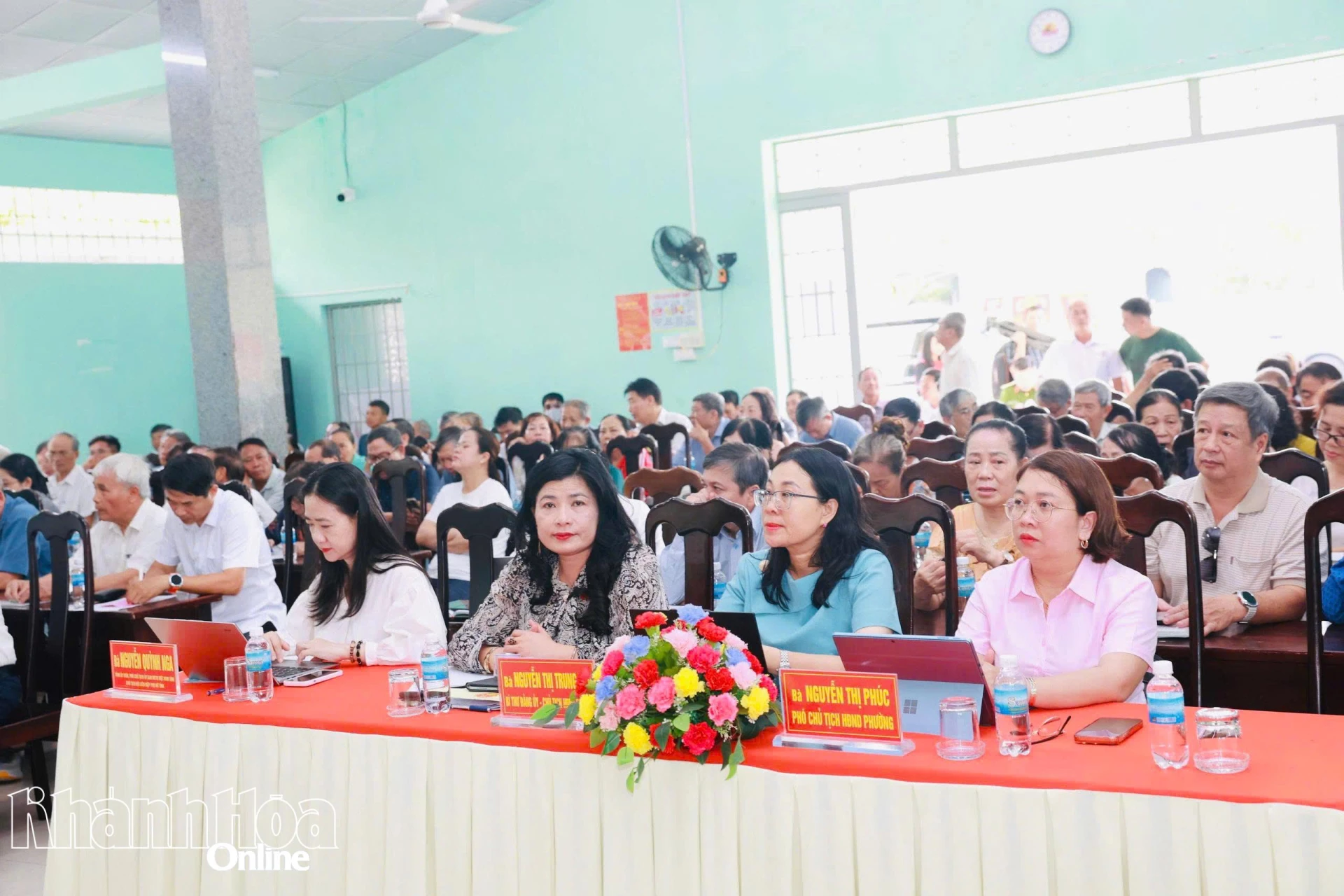 Đại biểu và cử tri phường Bắc Nha Trang dự buổi tiếp xúc cử tri