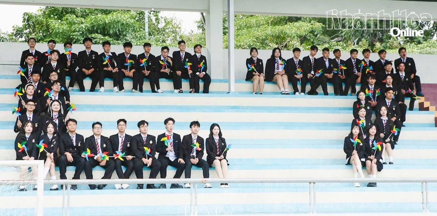 Học sinh Trường THPT Nguyễn Văn Trỗi (phường Nha Trang) 
xếp hình tên lớp 12C7.
