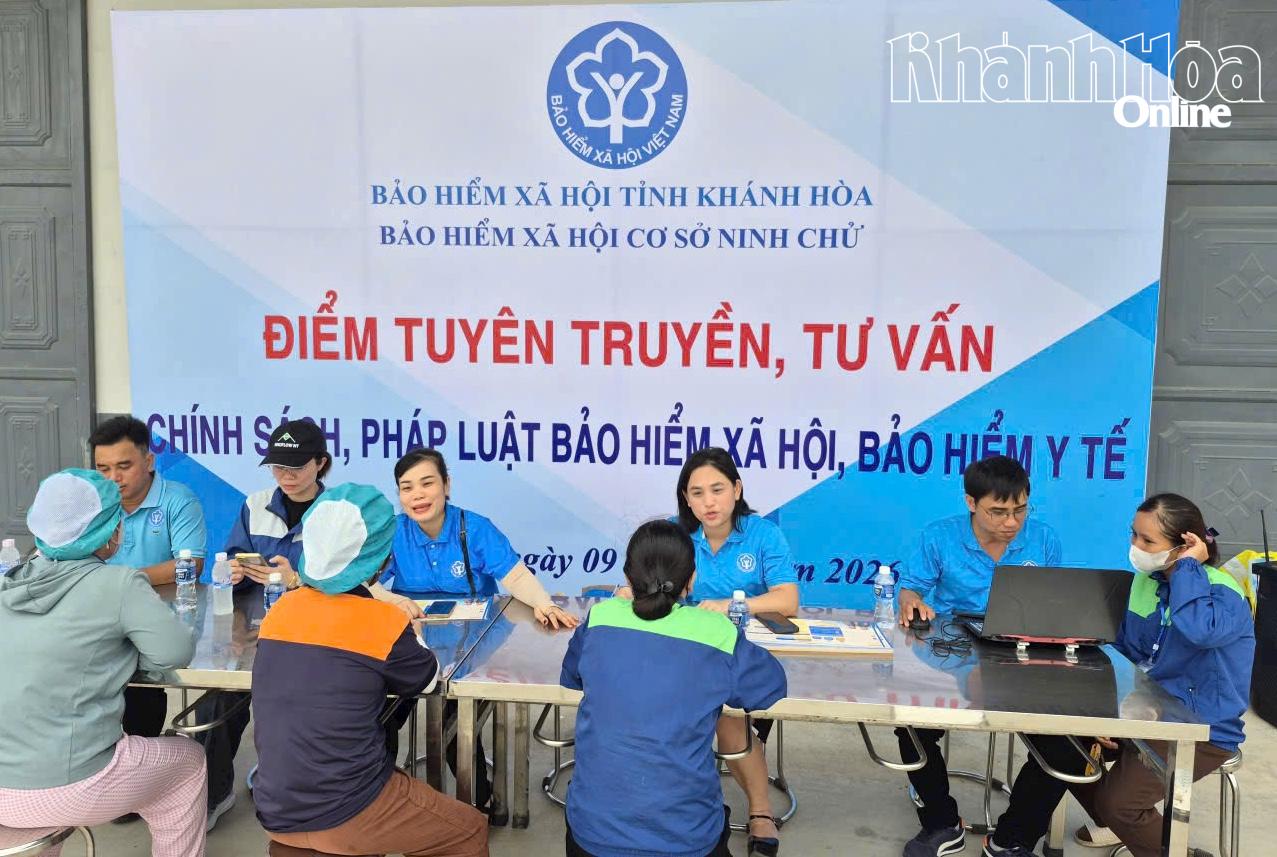 Bảo hiểm xã hội cơ sở Ninh Chử tổ chức gian hàng tuyên truyền, tư vấn trực tiếp về chính sách bảo hiểm xã hội, bảo hiểm y tế cho người dân.