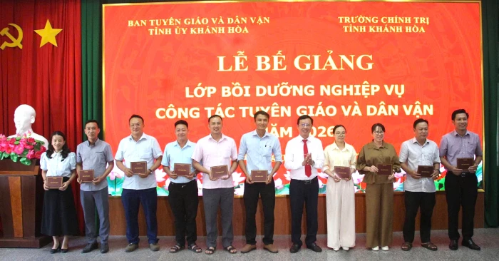 Bế giảng lớp bồi dưỡng nghiệp vụ công tác tuyên giáo và dân vận 