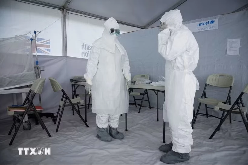 Nhân viên y tế làm việc tại khu vực điều trị cho bệnh nhân nhiễm Ebola. (Ảnh: AFP/TTXVN)
