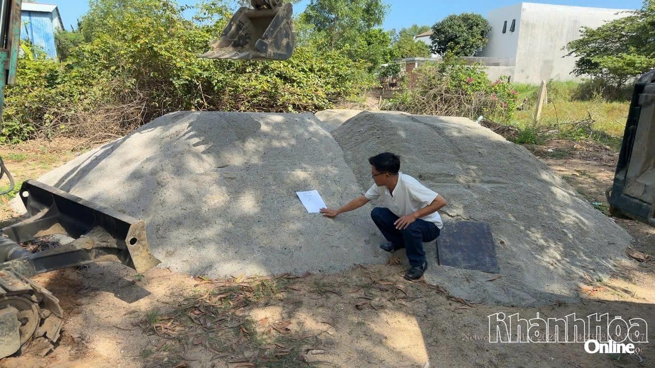 Lực lượng chức năng phường Tây Nha Trang kiểm tra, xử lý điểm tập kết cát trái phép đầu năm 2026.