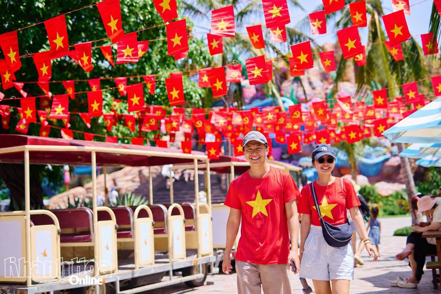 VinWonders Nha Trang tràn ngập sắc đỏ chào đón du khách.&nbsp;