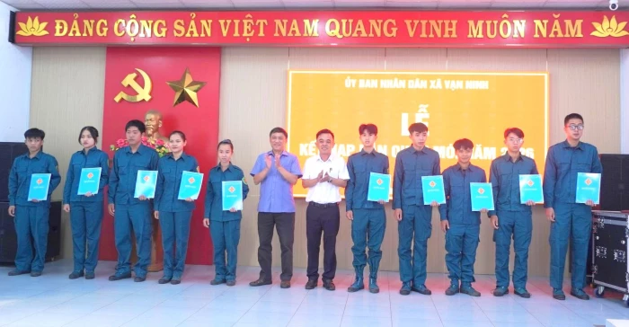 Xã Vạn Ninh tổ chức kết nạp dân quân mới năm 2026