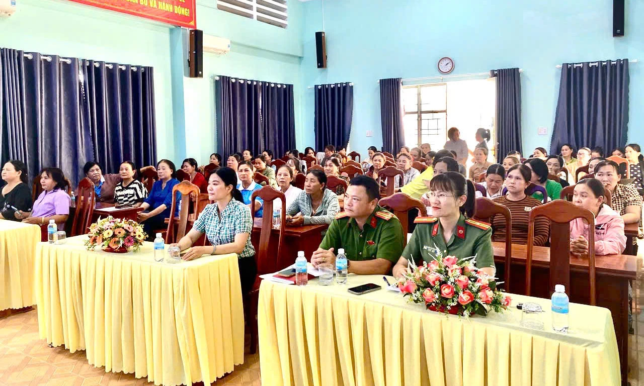 Hội viên, phụ nữ xã Suối Hiệp tham gia hội nghị tuyên truyền.