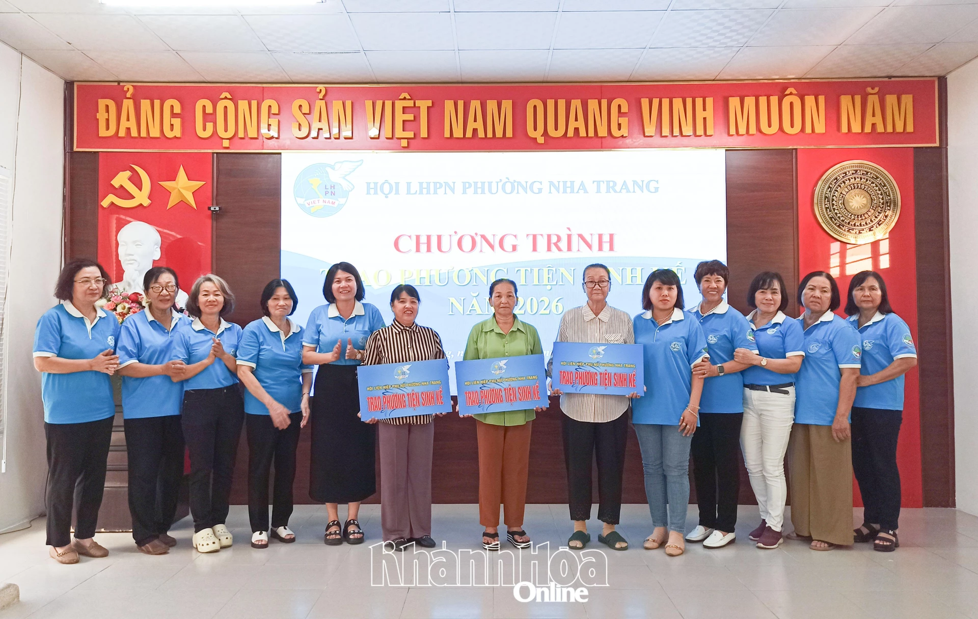 Trao phương tiện sinh kế cho phụ nữ có hoàn cảnh khó khăn.