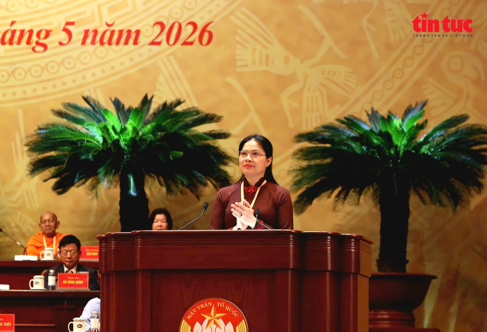 Bà Hà Thị Nga, Ủy viên Trung ương Đảng, Phó Chủ tịch, Tổng Thư ký Ủy ban Trung ương Mặt trận Tổ quốc Việt Nam trình bày tóm tắt báo cáo kiểm điểm hoạt động của Ủy ban Trung ương, Đoàn Chủ tịch và Ban Thường trực Ủy ban Trung ương MTTQ Việt Nam giai đoạn 2024 - 2026. 