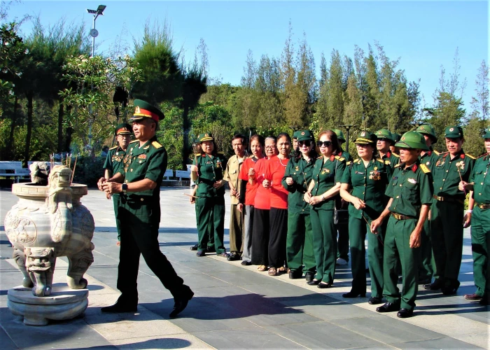 Đoàn cựu chiến binh Hải Phòng dâng hương tại Khu tưởng niệm chiến sĩ Gạc Ma