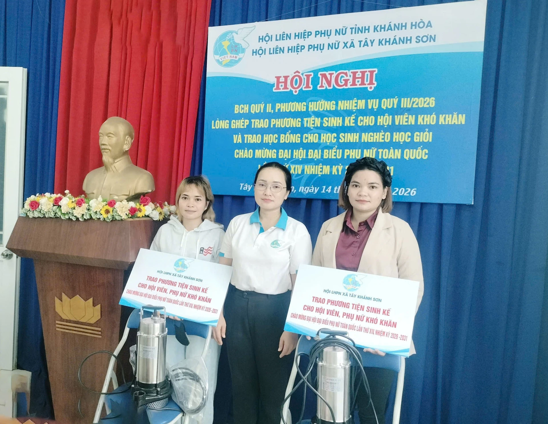 Hội Liên hiệp Phụ nữ xã trao phương tiện sinh kế cho hội viên phụ nữ.