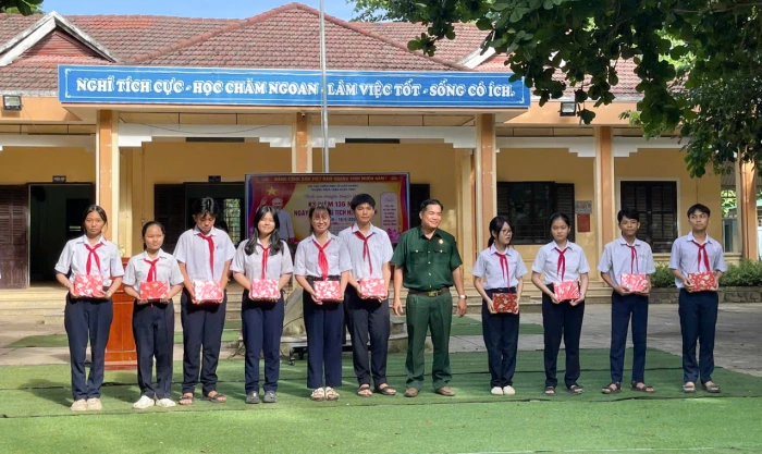 Hội Cựu chiến binh xã Diên Khánh phối hợp tặng quà cho học sinh khó khăn