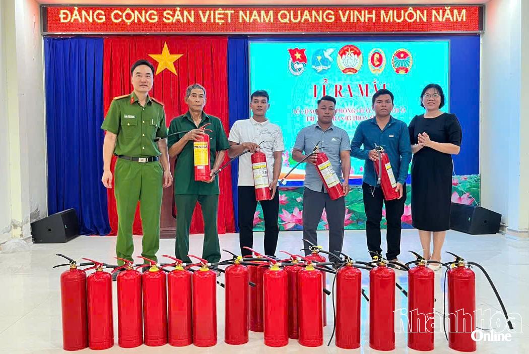 Trao bình chữa cháy cho 3 Tổ chữa cháy cộng đồng tại 3 thôn Suối Lau.