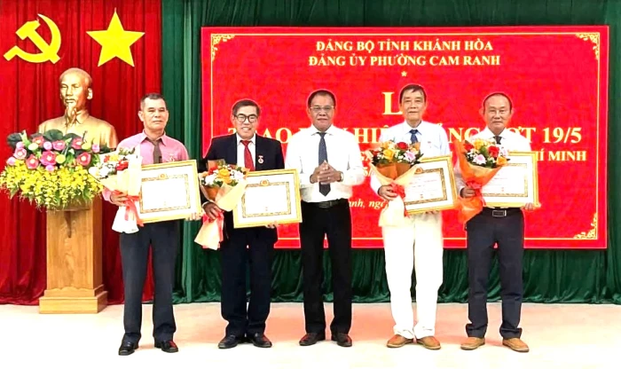 Đảng ủy phường Cam Ranh trao Huy hiệu Đảng cho 11 đảng viên