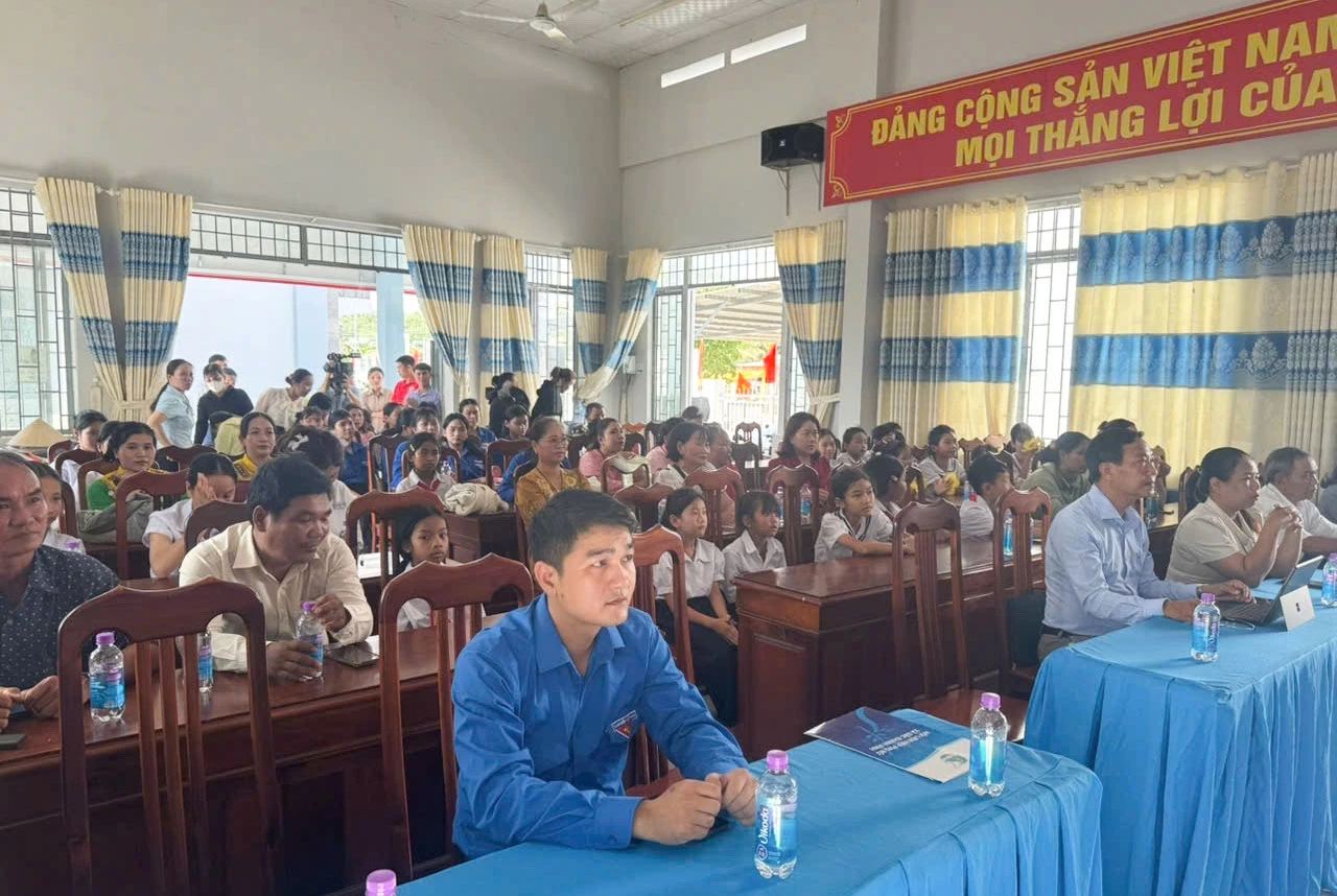 Các đại biểu tham dự chương trình.