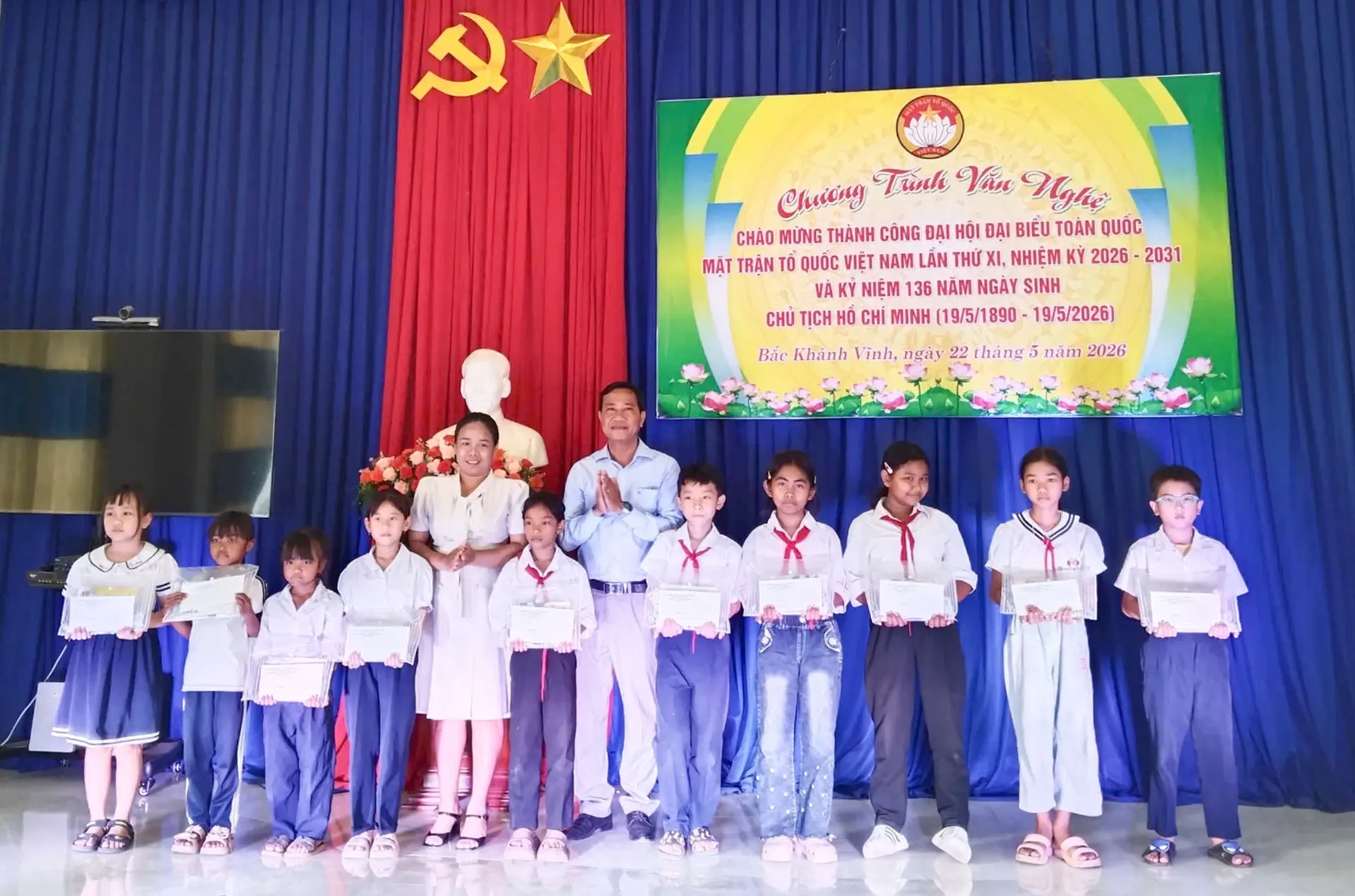 Ủy ban MTTQ Việt Nam xã tặng quà cho học sinh có hoàn cảnh khó khăn.