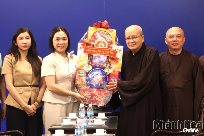 Thăm, tặng quà các cơ sở, chức sắc Phật giáo nhân dịp Lễ Phật đản - Phật lịch 2570 