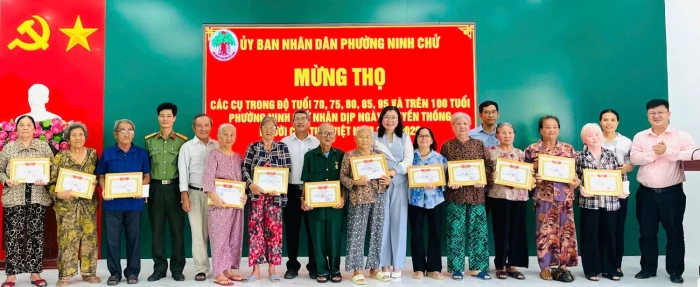 Phường Ninh Chử tổ chức mừng thọ cho 378 người cao tuổi