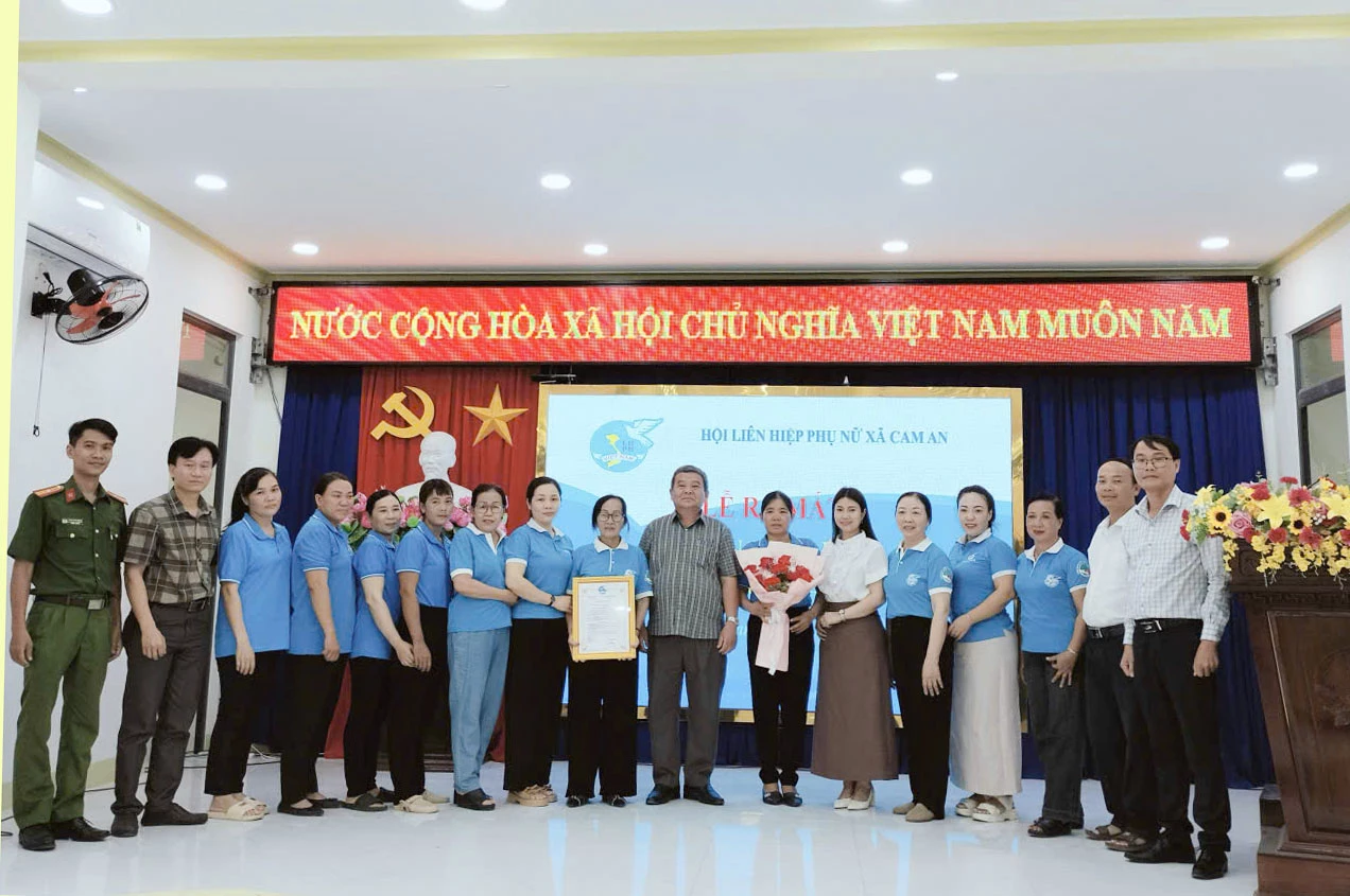 Trao quyết định thành lập cho Câu lạc bộ Gia đình Phụ nữ không ma túy.