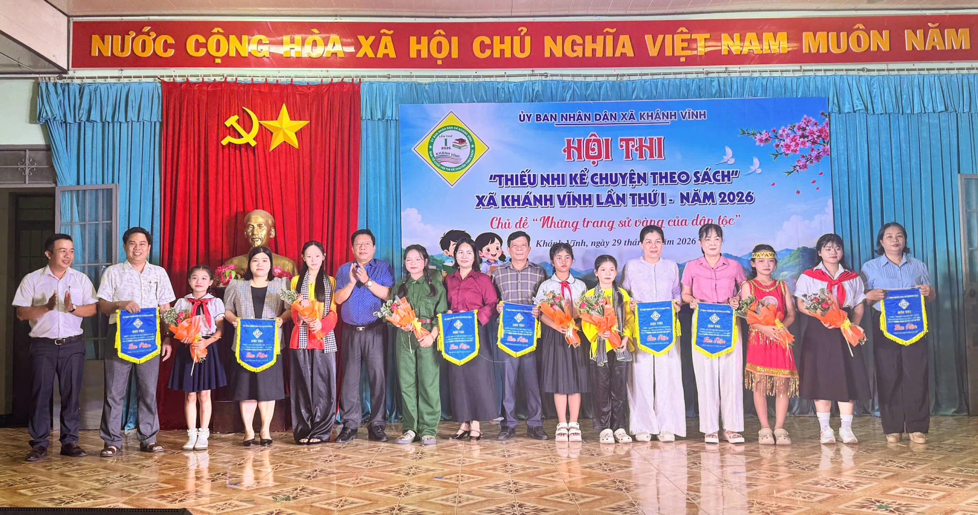 Lãnh đạo xã Khánh Vĩnh trao cờ lưu niệm cho các đội dự thi. Ảnh: PHÙNG QUỲNH