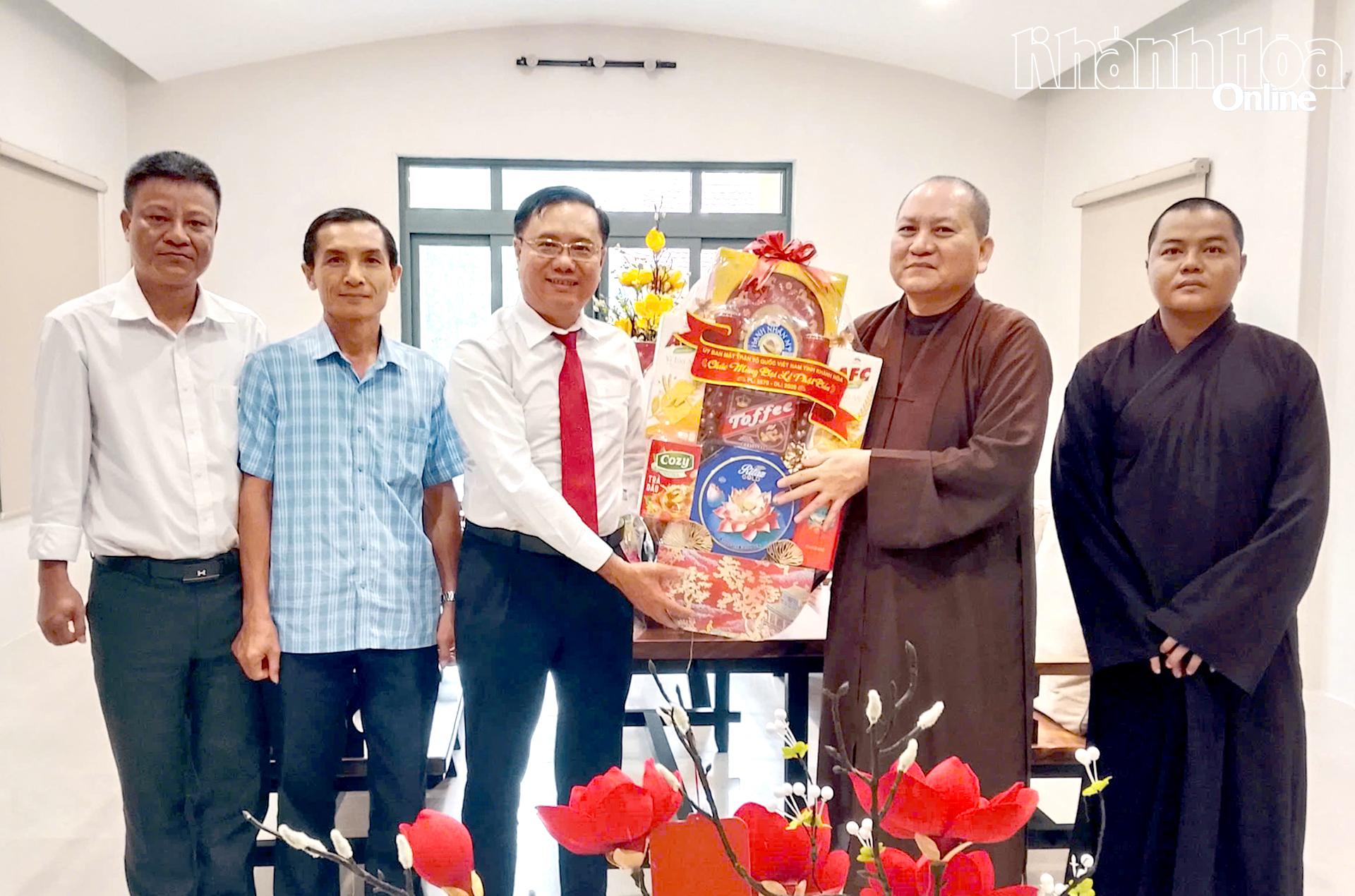 Đoàn đến thăm Thượng tọa Thích Nhuận Đức.