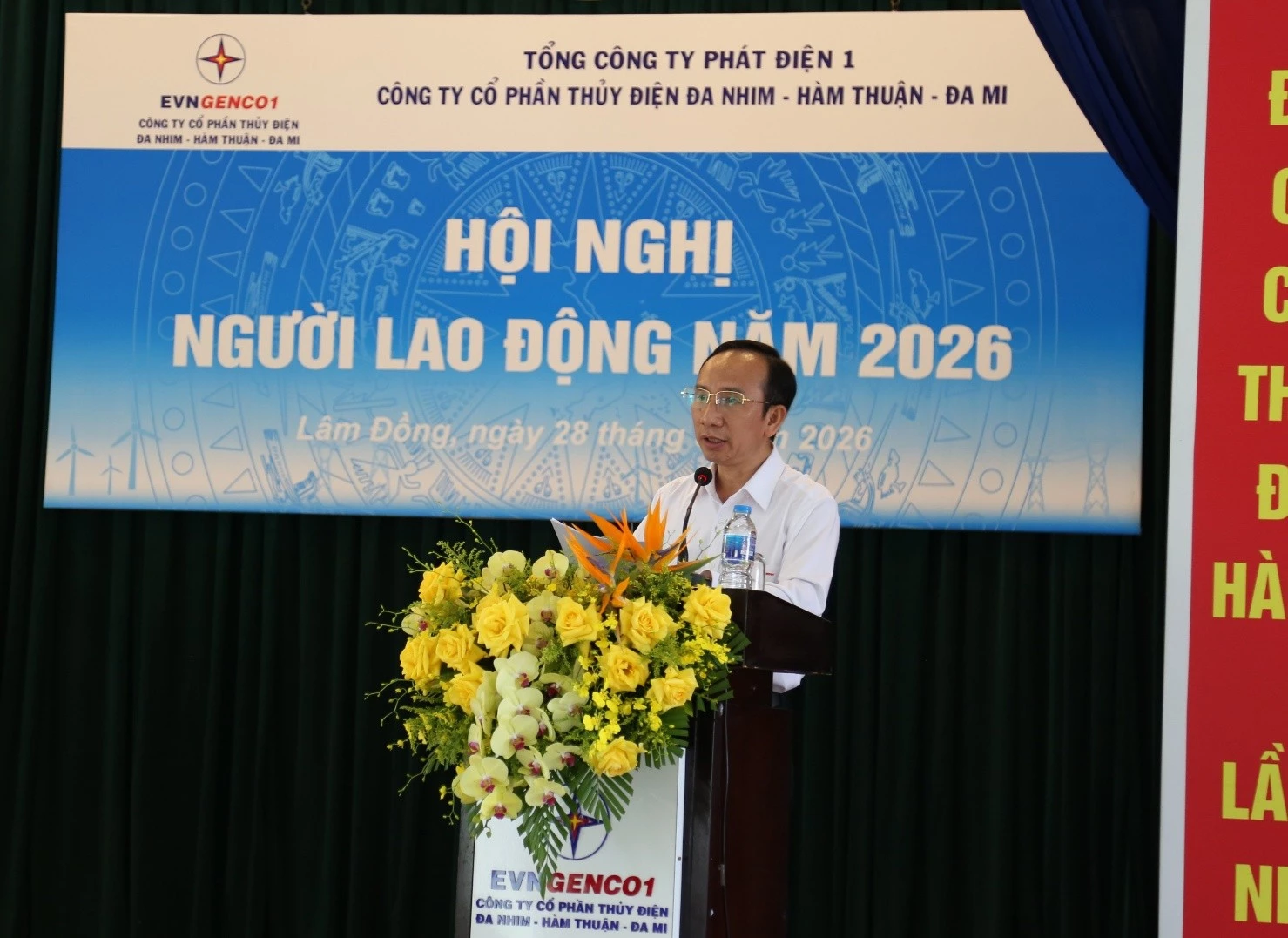 Ông Đỗ Minh Lộc - Chủ tịch Công đoàn, Phó Tổng giám đốc Công ty báo cáo tại Hội nghị