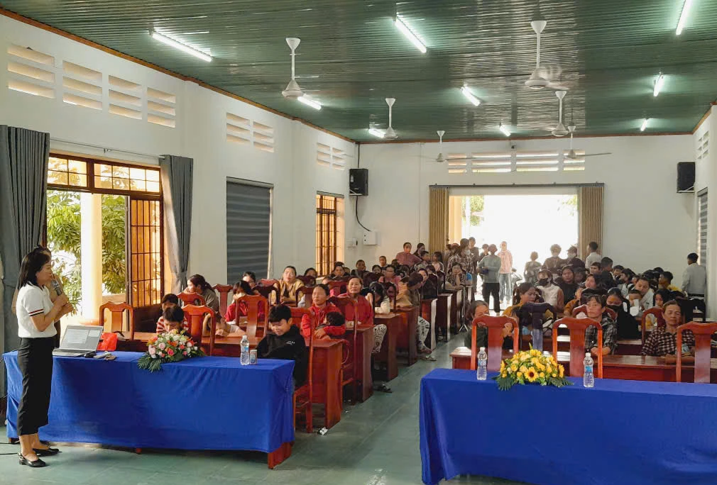 Các em học sinh, phụ huynh và hội viên phụ nữ tham gia hội nghị tuyên truyền.