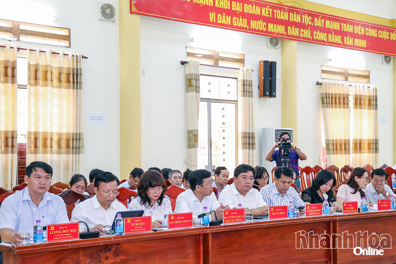 Lãnh đạo tỉnh và các sở, ban, ngành tham dự buổi làm việc.