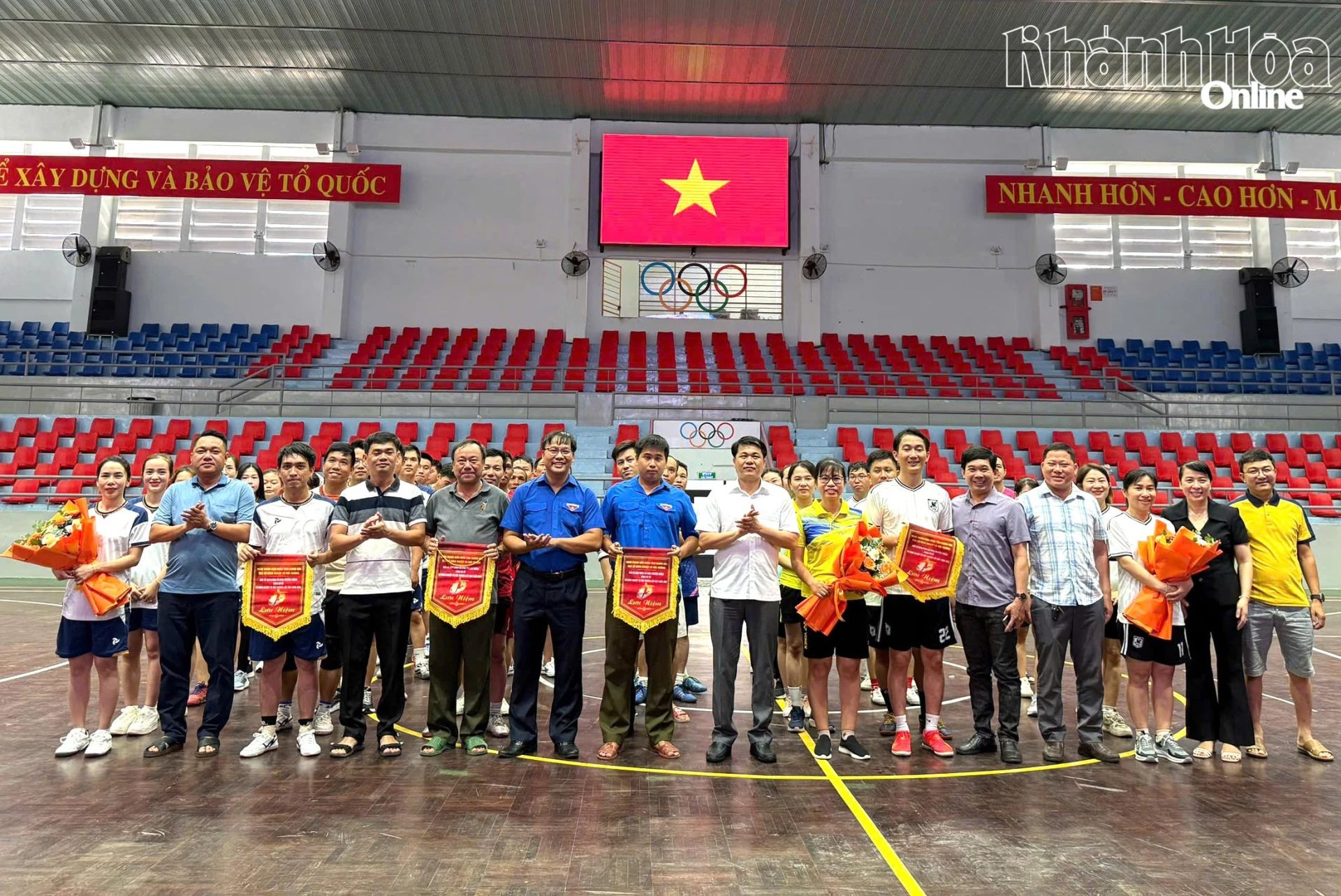 Lãnh đạo Sở Nông nghiệp và Môi trương trao cờ luân lưu cho các đội thi.