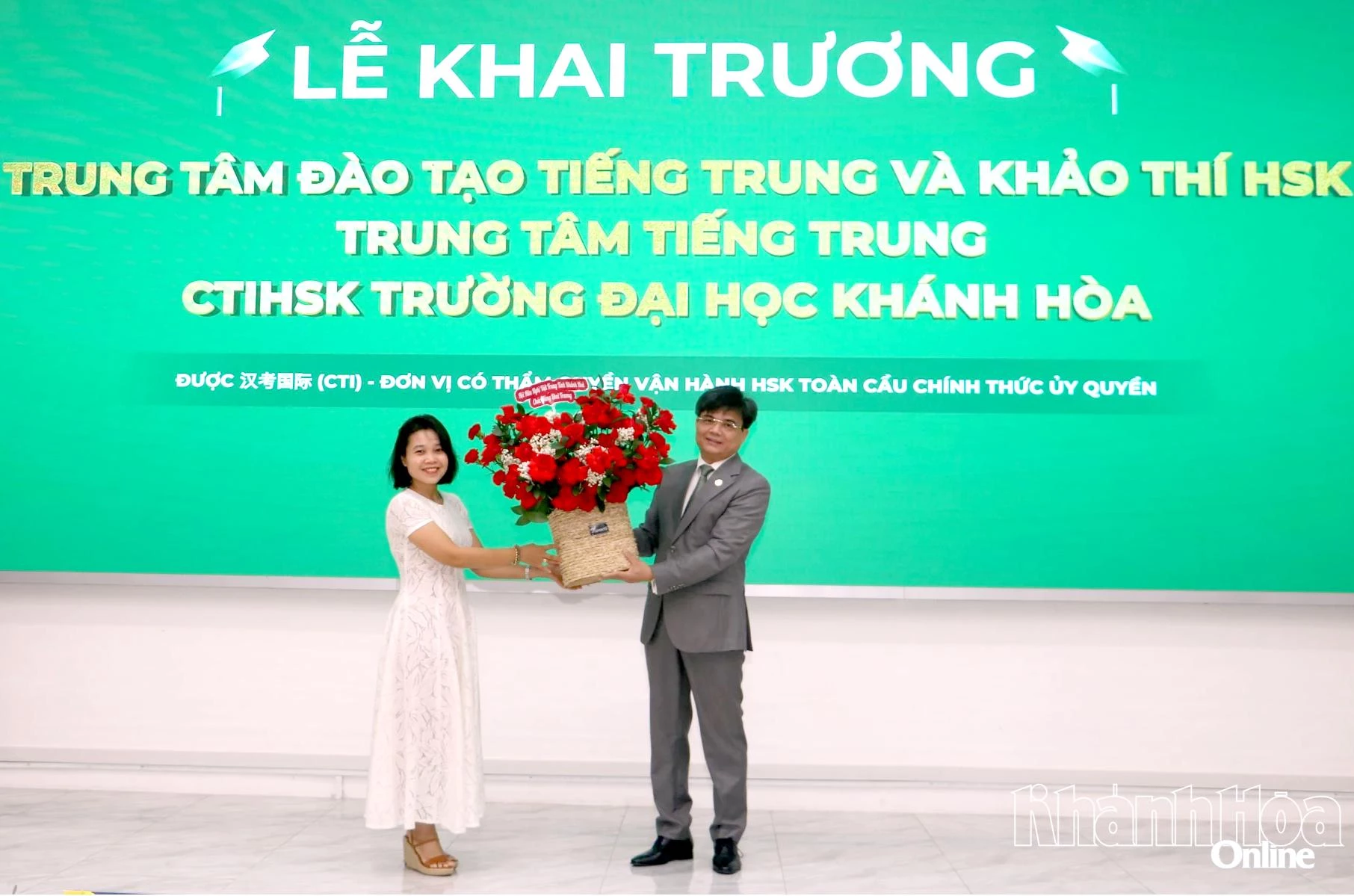 Đại diện Hội Hữu nghị Việt - Trung tỉnh Khánh Hòa tặng hoa chúc mừng nhà trường.