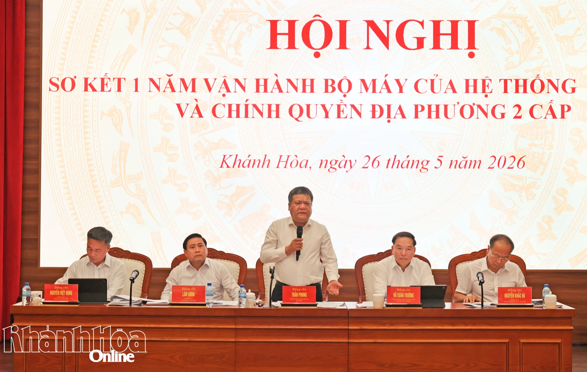 Các đồng chí chủ trì hội nghị.