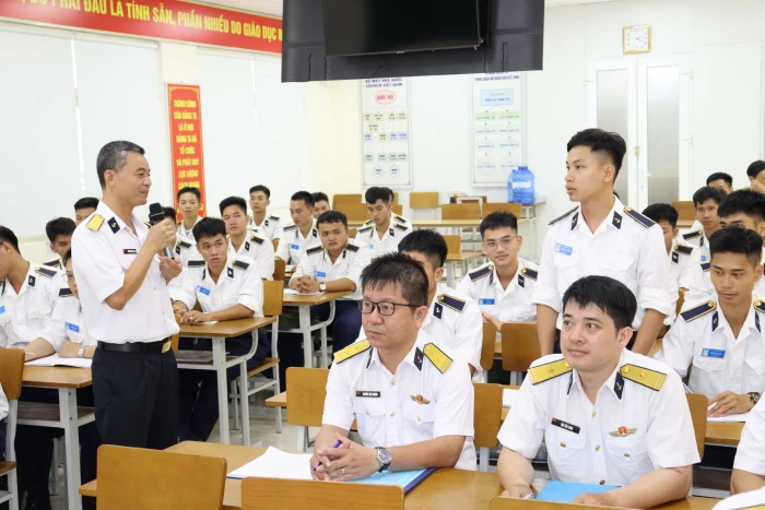 Truyền thụ kinh nghiệm huấn luyện, sẵn sàng chiến đấu cho cán bộ, giảng viên, học viên hải quân